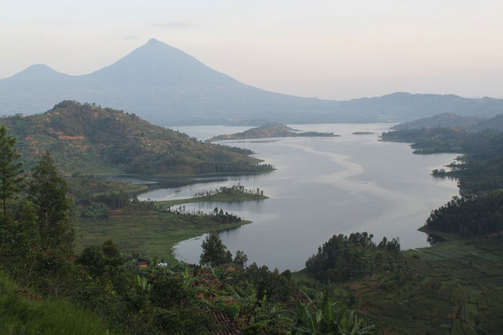 Yasuye ibiyaga bya Burera na Ruhondo mu majyaruguru atangazwa no kubona ibiyaga biri hagati y'ibirunga.