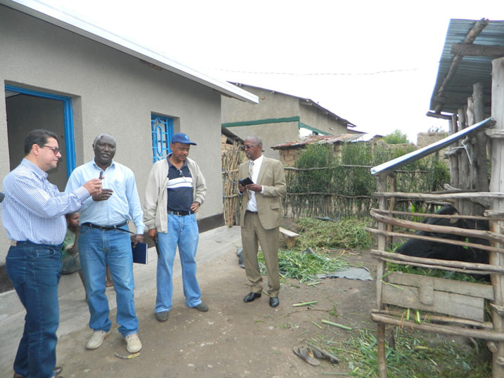 Bwana Aly ABOU-SABAA yasuye inka ya Martha wayihawe muri gahunda ya girinka.