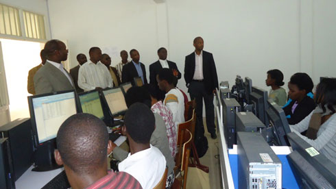 Minisitiri Nsengiyumva yasuye kandi abanyeshuri bari kwiga muri INES Ruhengeri.