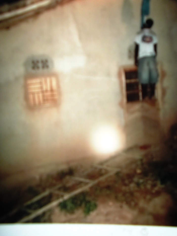 Yazamukiye ku rwego amaze kwihambira mu ijosi araruhirika.