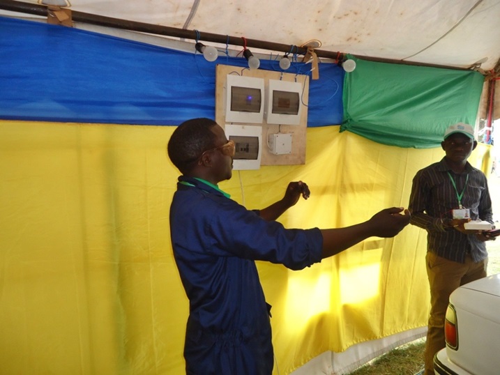 Umutekinisiye yerekanaga uburyo akoma mu mashyi amatara akaka yakongera akazima.