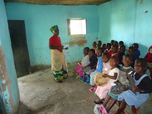 Yigisha abana mu matsinda mato mato.