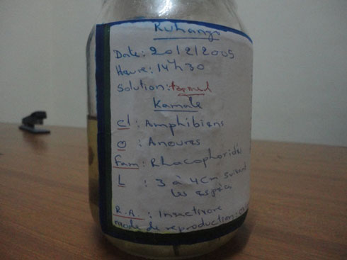 Yishe igikeri agishyira muri iki gikebe, akakifashisha arimo kwigisha abanyeshuri.