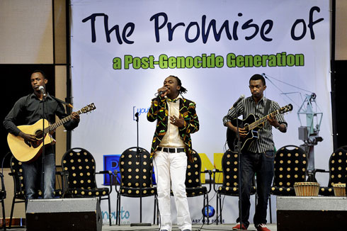 Abahanzi baharanira amahoro basusurukije abitabiriye ihuriro.