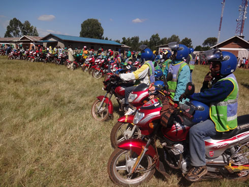 Abatwara abagenzi kuri za moto bari bitabiriye ku bwinshi.