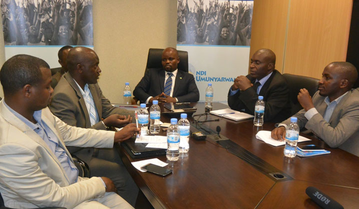 YouthConnekt Hangout ni urubuga rwo kungurana ibitekerezo.