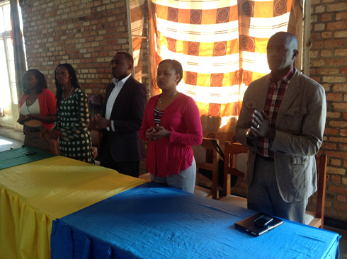 Uhereye iburyo: Nkuranga Alphonse wo mu nama y'igihugu y'urubyiruko, Mbabazi Rosemary wo muri Minisiteri y;Urubyiruko, Mugisha Philbert uyobora Nyamagabe, uwari uhagarariye Imbuto Foundation n'umuyobozi wungirije wa Nyamagabe.