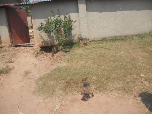 Yubikiriye nyina akinguye amarembo ahita umwica.