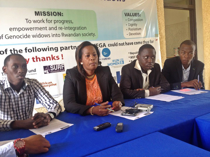 Yvonne Kabanyana, perezidante wungirije wa AVEGA na Mutangana uhagarariye urubyiruko rwiyemeje gutabariza incike (hagati).