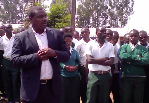 Zaraduhaye Jozeph umuyobozi wungirije w'akarere ka Burera avuga ko amagare yakoreshaga uwo muhanda agiye gushakirwa indi nzira.