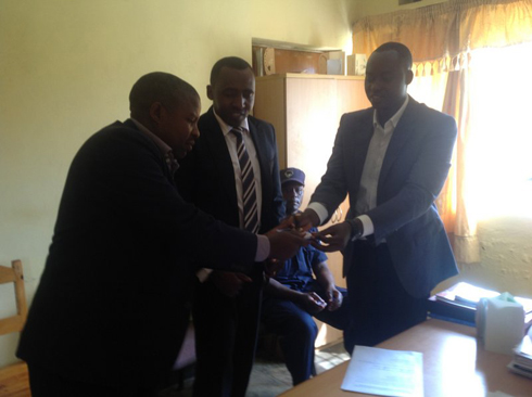 Zigirumugabe yakira kashe Nsanzimana Yamuherezaga, Umuyobozi w