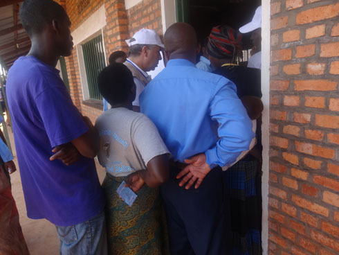 Zimwe mu ndorerezi zari zaje kureba uko amatora agenda.