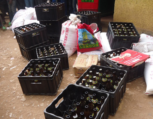 Inzoga zo muri Uganda zicuruzwa magendu muri santere ya Mugu.