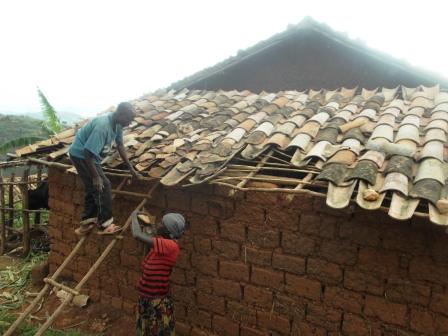 Zimwe mu nzu z'amategura na zo zangijwe n'umuyaga.