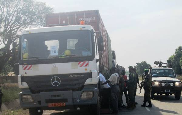 Zimwe mu modoka ziherekejwe n'abasirikare ba RDF zagabweho igitero.