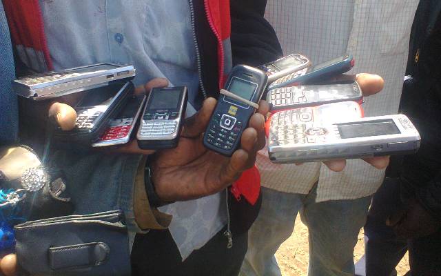 Zimwe muri telefone zakoreshejwe zicuruzwa mu isoko rya Rugarama. Harimo igura amafaranga y'u Rwanda 1000.