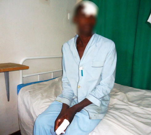 Zirimabagabo arwariye mu Bitaro bya Nemba nyuma yo gutemwa afatiwe mu cyuho. (Foto: L. Nshimiyimana)