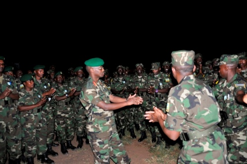 Bakigera ku kibuga cy'indege bakiriwe na bamwe mu bayobozi bakuru bo mu ngabo z'u Rwanda.