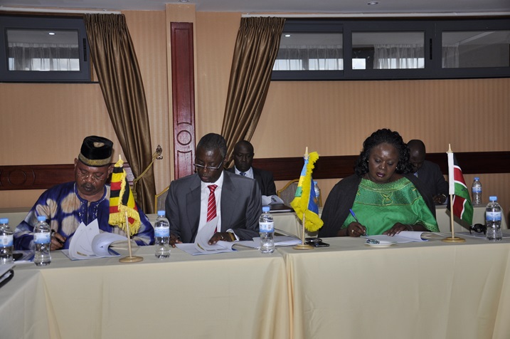 Ku ruhande rw'ingabo Minsitiri w'Ingabo, Gen Kabarebe, niwe washyize umukono ku masezerano.