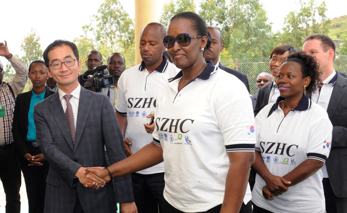 Nyakubahwa Madamu Jeannette Kagame hamwe na Ambasaderi wa Koreya y'Epfo mu Rwanda, Mr Ahn Dong Ouk, nyuma yo gutaha ibikorwa by'umushinga 'Isano Ishamitse Ubukire'.