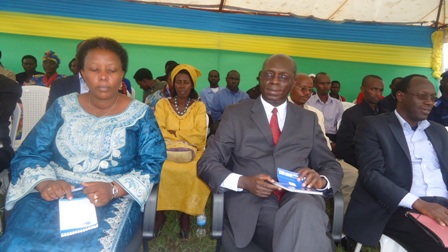 Minisitiri Murekezi (hagati) mu muhango wo gutangiza icyumweru cy