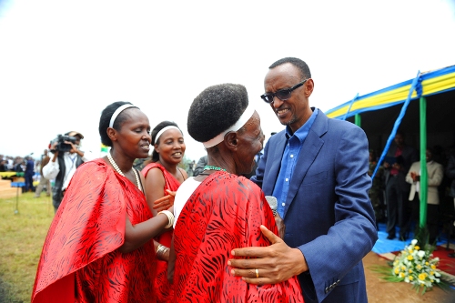 Abagore bo mu karere ka Nyaruguru bari mu bamuhaye ikaze akihagera.