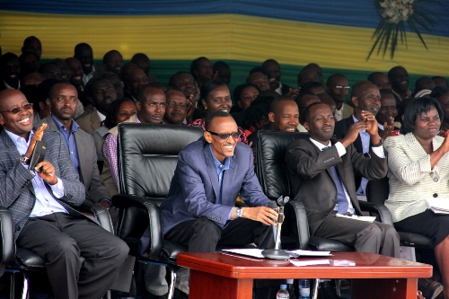 Perezida Kagame n'abandi bayobozi bakuru b'igihugu wabonaga banyuzwe n'ibirori bateguriwe.