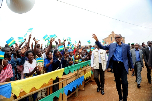 Mu rugendo rwe, Perezida Kagame yagaragarijwe urukundo rwinshi n