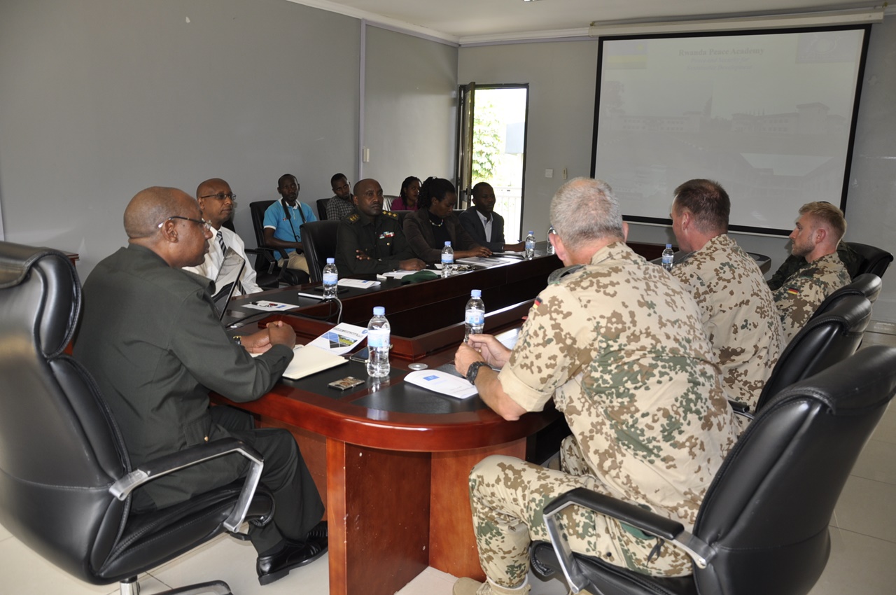 Ibigo byombi bisanzwe bifitanye ubufatanye 