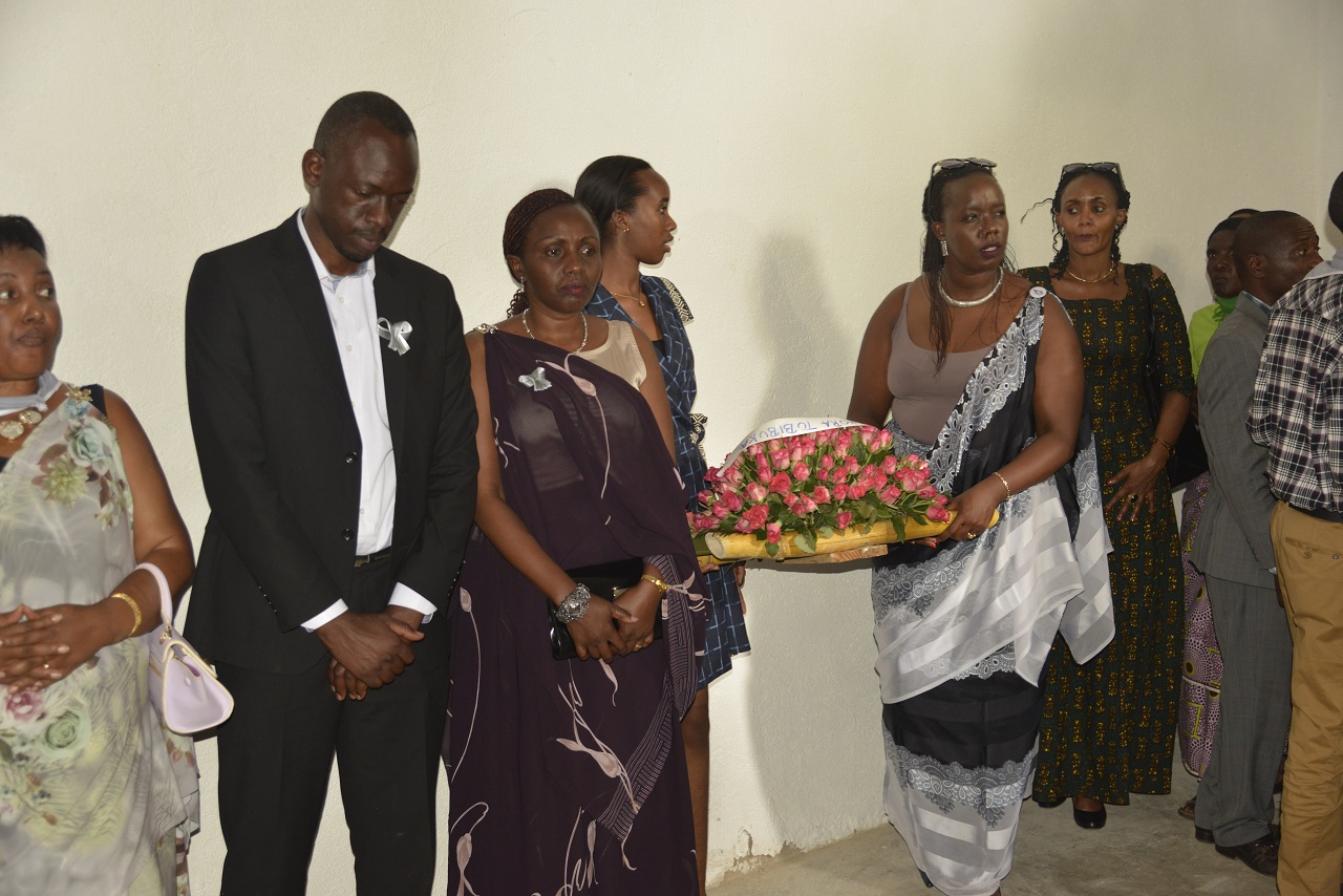 Bamwe mu baje kunamira ababo bashyinguye i Songa