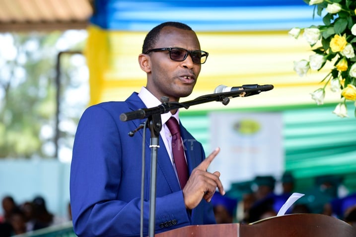 Minisitiri w'Uburezi yasabye abakobwa kwigirira icyizere.