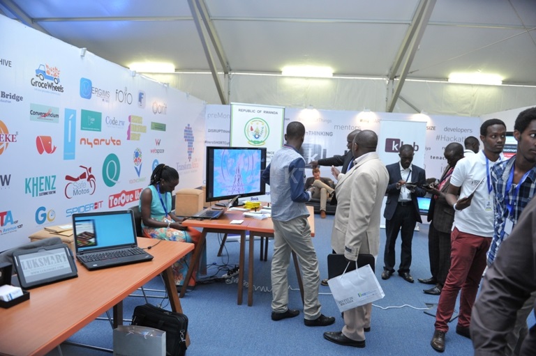 Urubyiruko narwo rufite ibikorwa by'udushya mu ikoranabuhanga rwishyize hamwe mu kumenyekanisha ibyo bakora muri iyi nama.