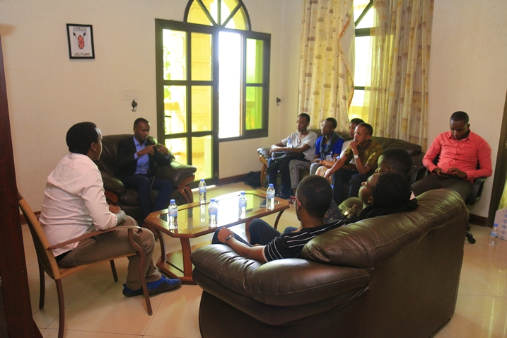 Umuyobozi wa Kigali Today yakiriye aba banyeshuri mu biro bye.