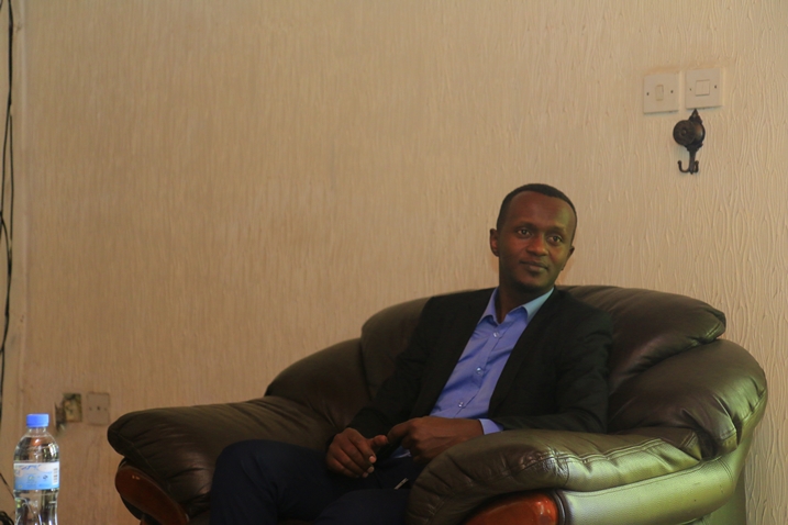 Kanamugire Charles, Umuyobozi wa Kigali Today aganira n'aba banyeshuri.