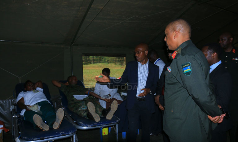 Aha bari gusobanurira umugaba mukuru w'ingabo z'u Rwanda, Gen Patrick Nyamvumba uko igikorwa cyo gutanga amaraso kiri kugenda 