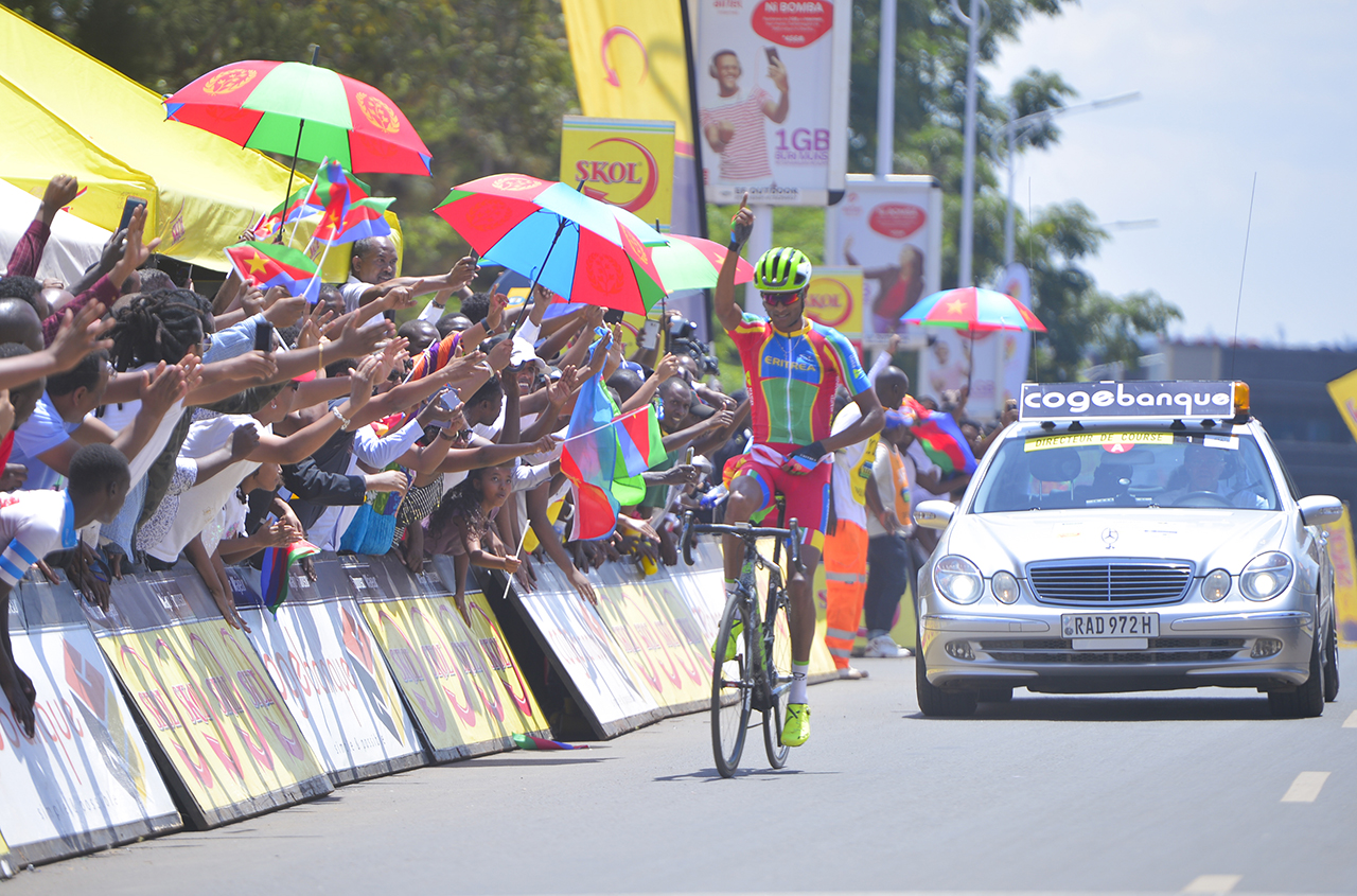  Amanuel Ghebreigzabhier yasoje ari imbere wenyine, yasize abandi umunota 1 n'amasegonda 53