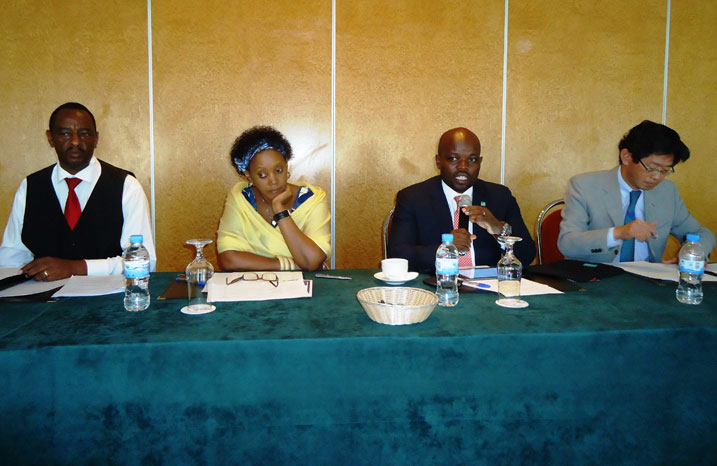 Uhereye ibumoso: Uhagarariye abize mu Buyapani, Ministiri Stella Ford Mugabo na Jean Philibert Nsengimana hamwe na Ambasaderi w