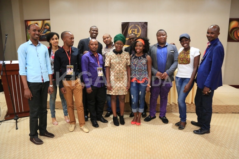 Nyuma y'ikiganiro hakurikiyeho umwanya w'amafoto ku bashaka kumukuraho ifoto y'urwibutso.