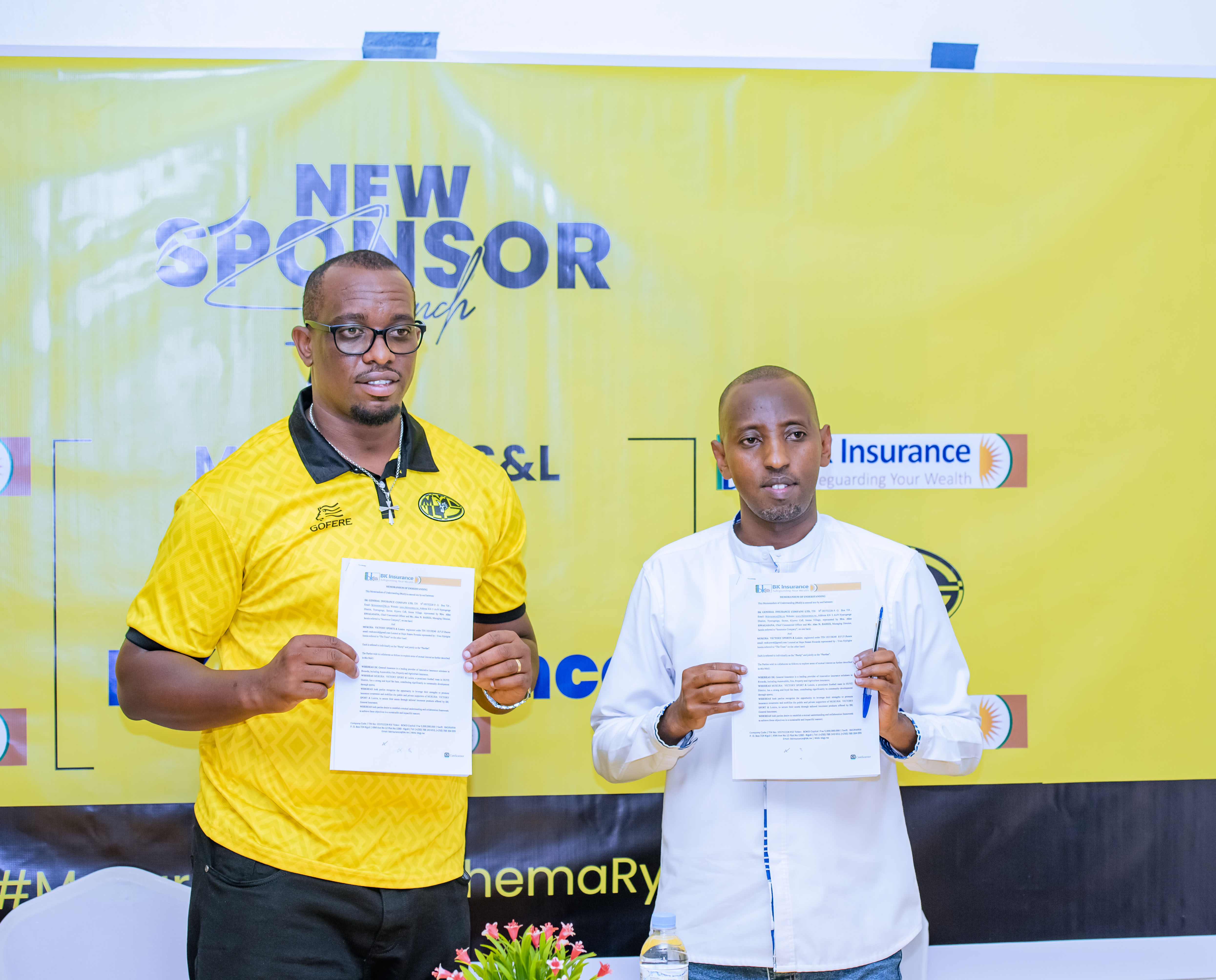 Perezida wa Mukura VS Nyirigira Yves(Uri ibumoso) na Ntaganira Eric wari uhagarariye BK Insurance (Uri iburyo)