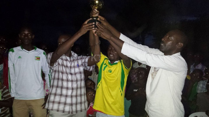 Ikipe y'umurenge wa Nyagatare ihabwa igikombe n'umuyobozi w'akarere wungirije ushinzwe ubukungu.