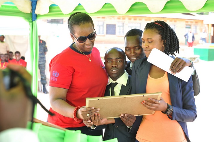 Abanyeshuri bari muri iri huriro bamugeneye impano yo kumugaragariza ko bamushimira.