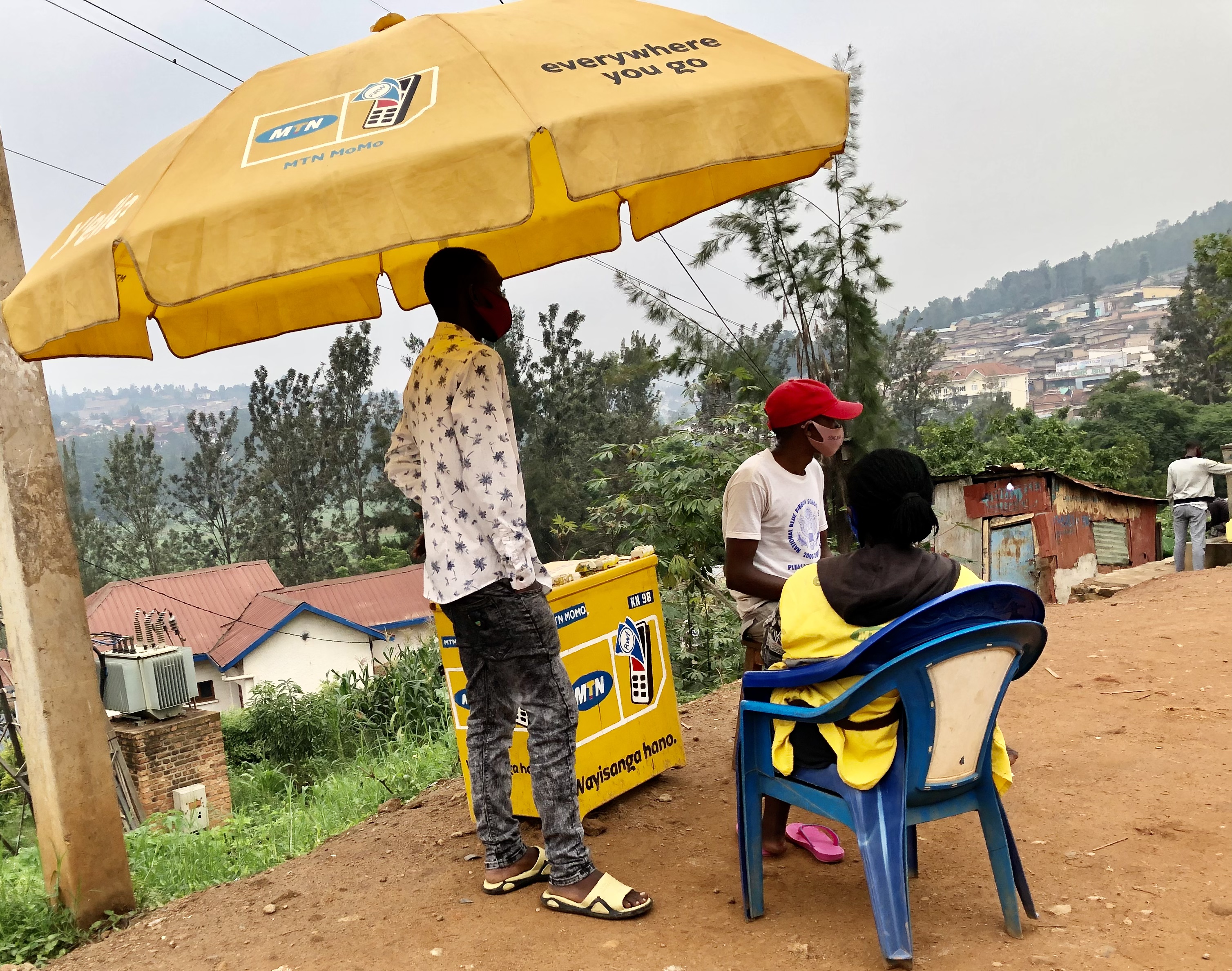 Uyu uhagaze yaje kugura M2u ariko byarangiye ahindutse umucuruzi wazo