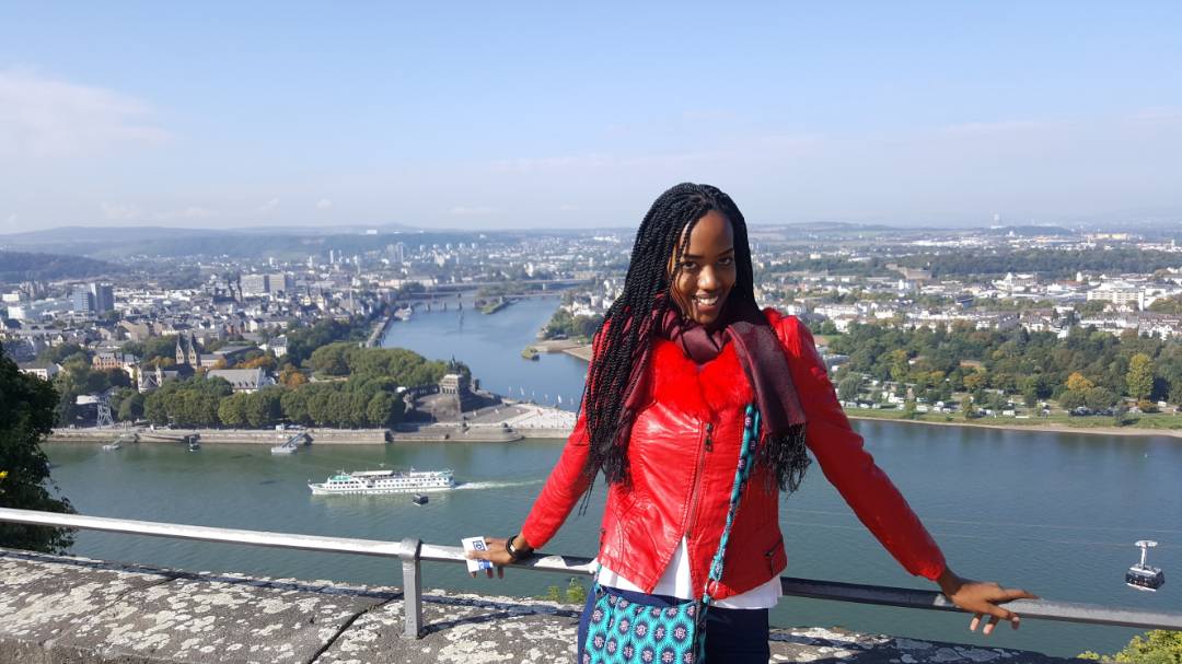 Miss Elsa yatemberejwe ahantu nyaburanga hatandukanye 