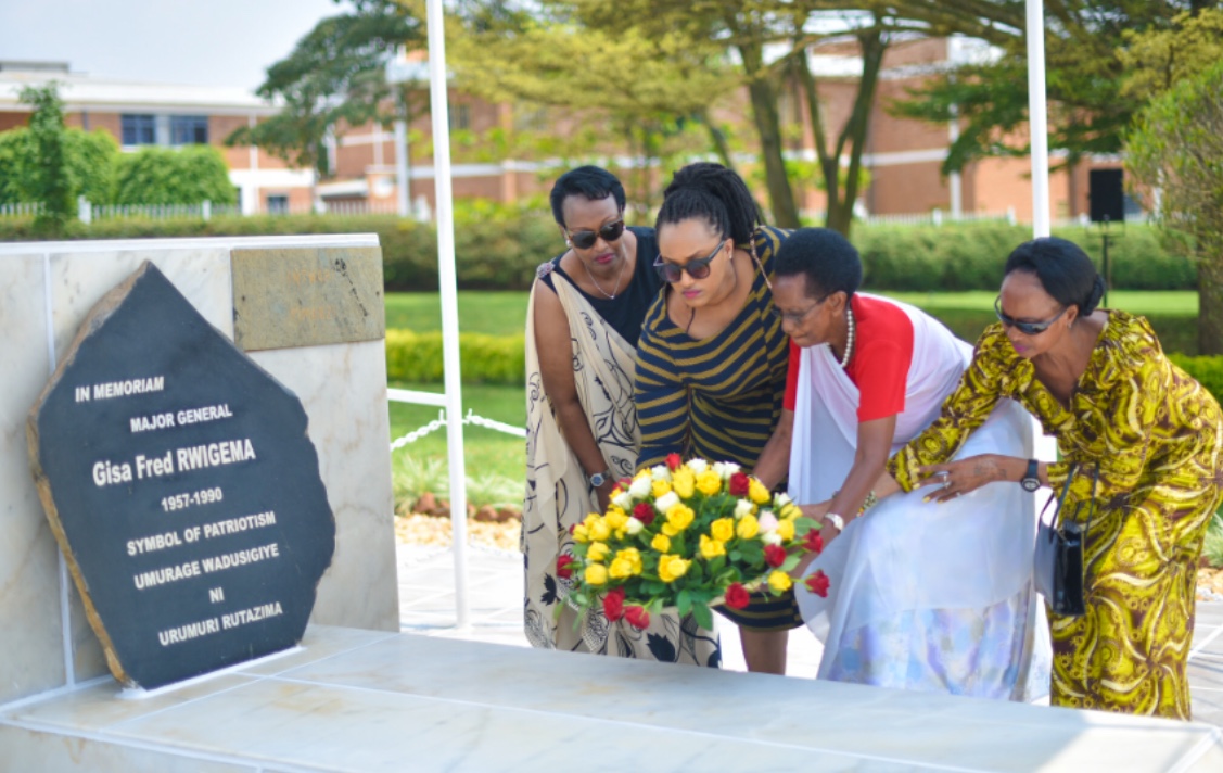 Abo mu muryango wa Fred Gisa Rwigema bashyira indabo ku mva ye