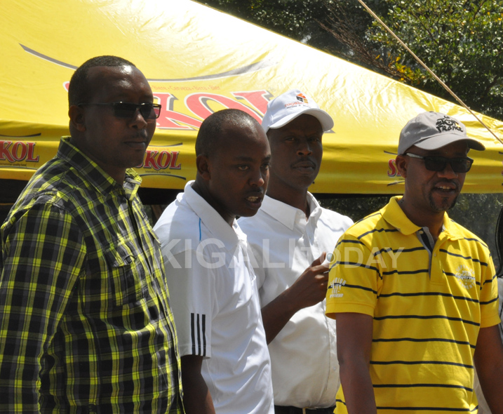 Aimable Bayingana (wambaye umuhondo) akurikirana isiganwa ryitiriwe umuco