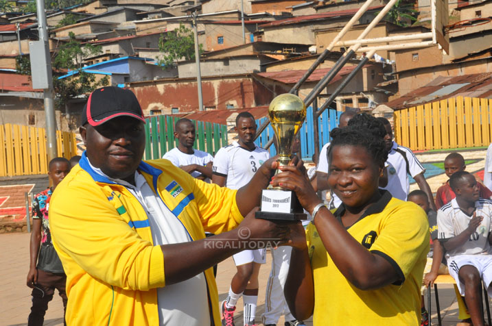 Gorillas Handball Club yegukanye igikombe mu bakobwa, aha nayo yagihawe na Perezida wa Ferwahand