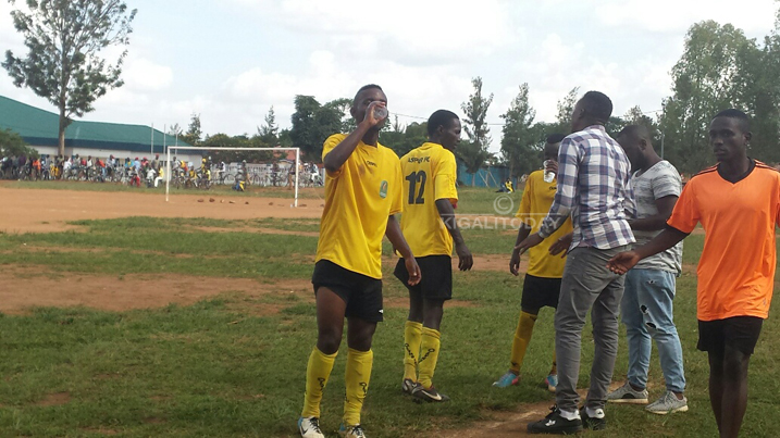 Abakinnyi ba ASPOR bahabwa inama n'umutoza kugira ngo batishyurwa igitego bari batsinze