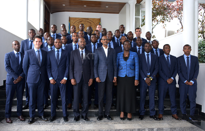 Abatoza n'abakinnyi b'Amavubi bafata ifoto y'urwibutso na Perezida wa Republika y'u Rwanda Paul Kagame