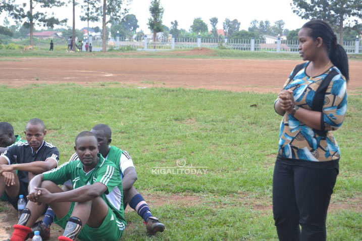 Guverineri w'intara y'iburasirazuba Kazaire Judith nyuma y'umukino yaganirije abari bamaze gukina