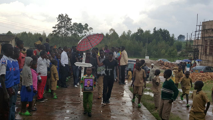 Murumuna wa Nyakwigendera na Papa we mu muhango wo gushyingura